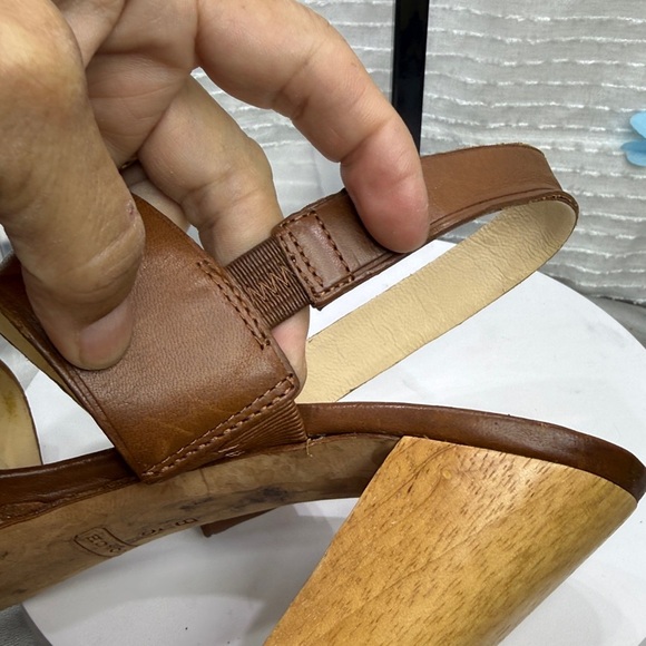 (A) COACH Women's Darcey Peep-Toe Platform Heels with Silver Wooden Buckle,Sz 9B - Picture 13 of 15